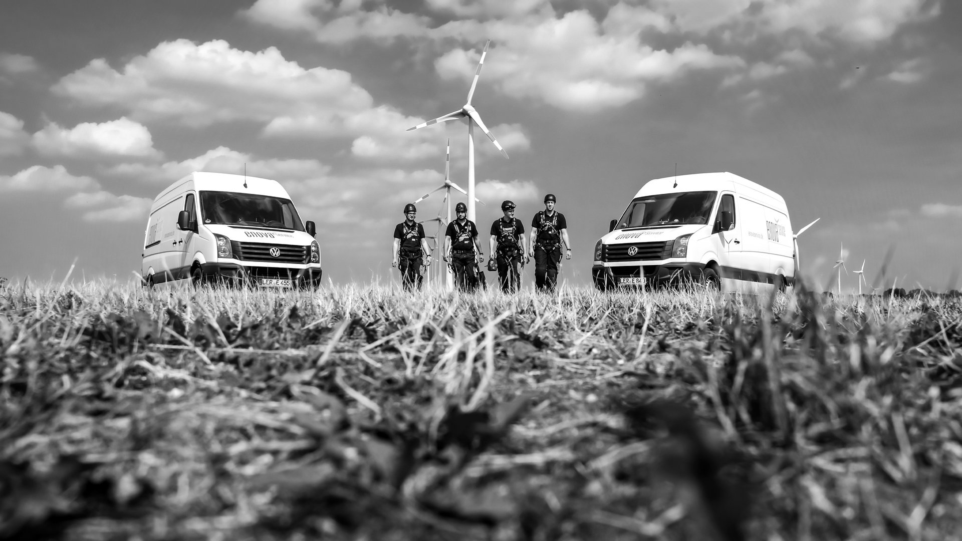 ENOVA Service Team vor Windpark